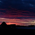 写真: 赤い夕焼けと青い雲