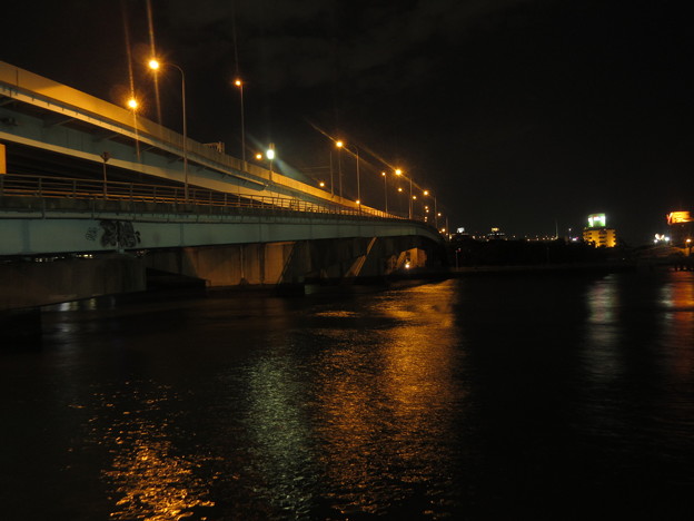 写真: 夜の博多港　　２