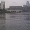 写真: 浜離宮へ到着する水上バス