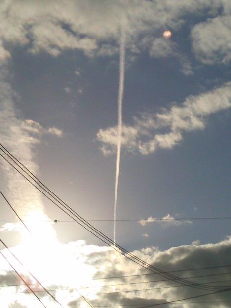 太陽と飛行機雲となんだこれ光ってんの。。。