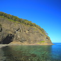写真: オシンコシン岬と弁財湾(知床）
