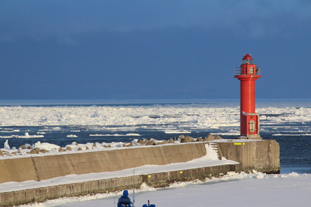 写真: 赤灯台と流氷