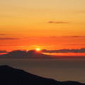写真: 羅臼山に登る朝日