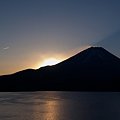 写真: 夜明けの本栖湖で富士山