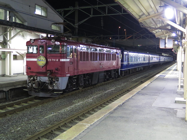 写真: まもなく 22:18 発 札幌行き 急行はまなす号 が発車します。 停車駅 函館...