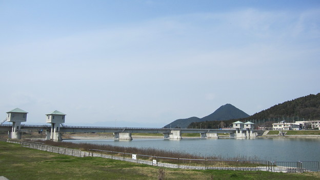 写真: 野洲川と三上山