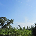 気球と飛行機雲