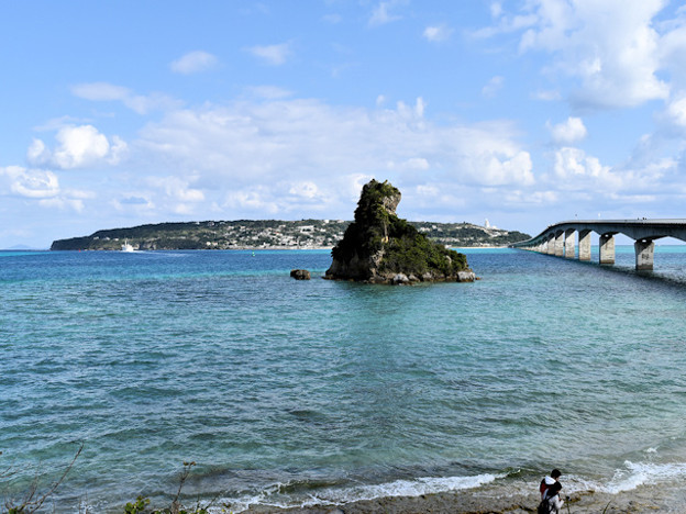 写真: 屋我地島からの古宇利大橋と古宇利島