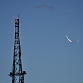 写真: 鉄塔と月