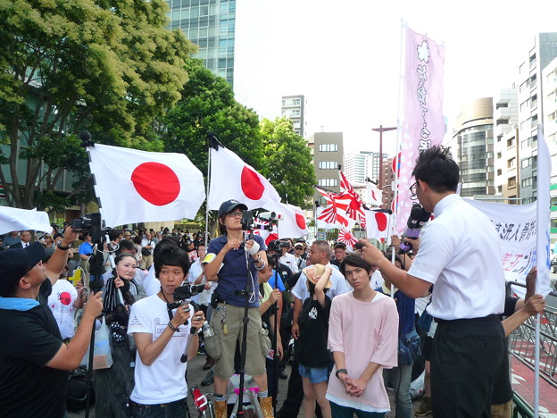 写真: 全国から駆けつけた大勢の日本国民が、反天連を叩きつぶすために結集しています。