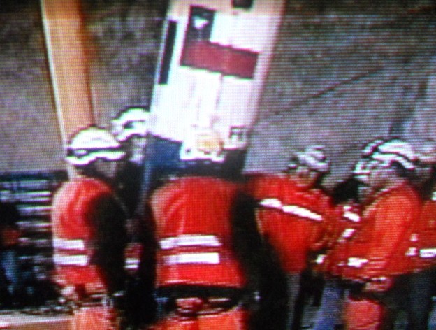 写真: チリ鉱山事故　救出