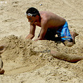 写真: 砂に埋めてます