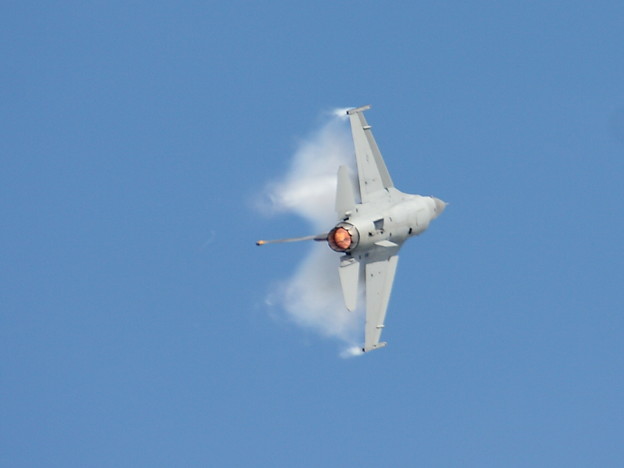 写真: F-16機動飛行