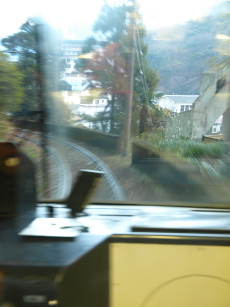 写真: 箱根登山電車の車窓（箱根湯本駅界隈）