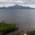 写真: 洞爺湖の対岸から昭和新山を望む