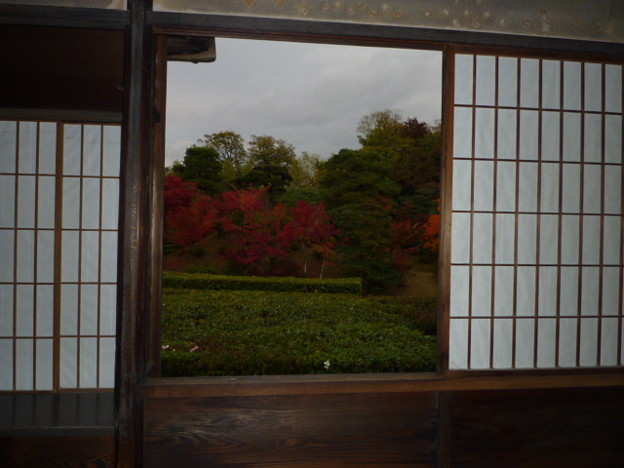 桂離宮　月波楼土間の窓 Red leaves from the Geppa-rō Pavilion