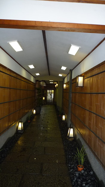 写真: 「萬重｣の石畳道  Typical Kyoto machiya：