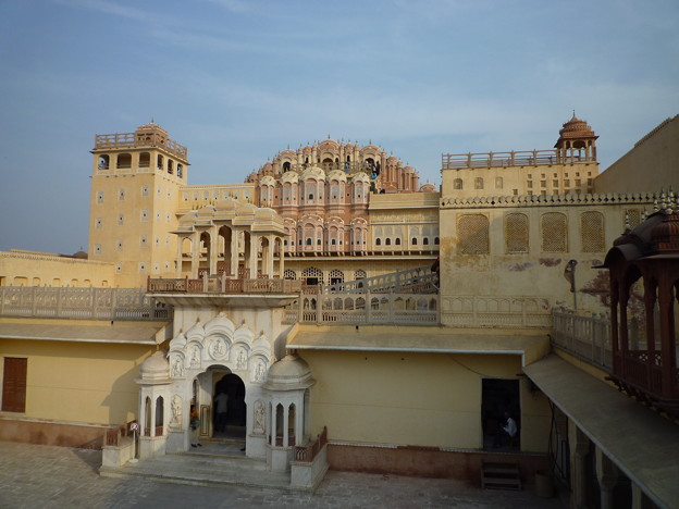 写真: 風の宮殿内部への入口 Rear view of Hawa Mahal,Jaipur
