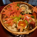 竹籠弁当　有職料理の｢萬亀楼」 Mankamerou in Kyoto　　　　　　　＊添えられし紅葉のひまに品高く盛られしが見ゆ竹籠の中