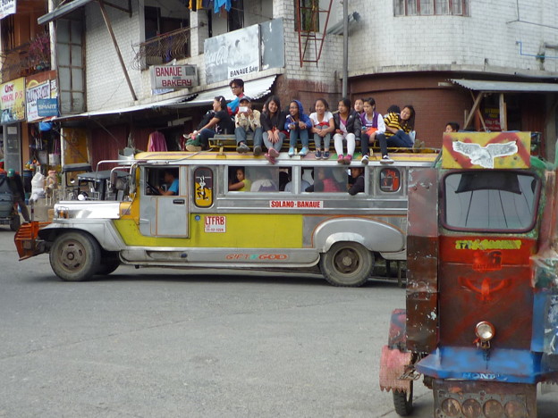 ジープニーの屋根にも　バナウェ Overloaded Jeepney,Banaue　　バナウェのライステラスで道に迷うLost my way to Viewpoint