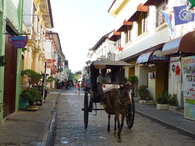 写真: 馬車の走る旧市街　ビガン Calesa in the old street,Vigan 　　＊ときどきは足滑らせる馬もいてカレッサ走る石畳道