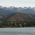 イシク・クル湖(1,606m)から見るクンゲイ・アラ・トー  ｷﾙｷﾞｽ 　 Kyungey Ala-Too from Issyk Kul,Kyrgyzstan