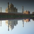 虚実の倒錯　タージ・マハル Taj Mahal on the opposite bank　　＊逆しまに河に映れる霊廟の影を乱さん風な吹きそね