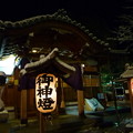 近所の義理　雪夜の初詣Hatsumōde at night after a snowfall＊凍てつきし広前の雪に神燈（みあかし）の光こぼるる珍（うず）の御社（おやしろ）