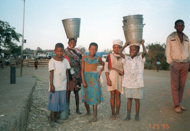 写真: 親近感の芽生え ﾀﾝｻﾞﾆｱ　Tanzanian girls at Victoria laleside