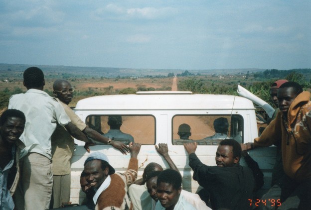 仲間意識の芽生え 　サバンナ　トラックの旅　タンザニア　　　　　Pick up truck in Savanna