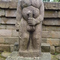 玉茎を握る首なし像〜ヒンドゥー彫刻 Grasping his own penis､Candi Sukuh