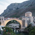 写真: モスタルの象徴の橋スターリ・モスト Stari Most