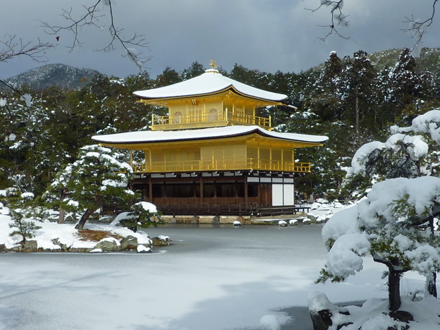写真: 一期の夢か　雪の金閣寺舎利殿　Snow covered Kinkau-ji