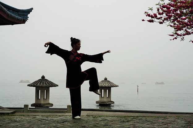 太極拳の女〜中国西湖 Performing Taijiquan
