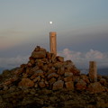 写真: 大朝日岳山頂で見る月