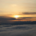 写真: 冬の雲海と夕日