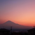 8月6日富士宮からの早朝富士山 おはようございます(^ ^)今日は霞が強いですが、アカがいい感じですね〜