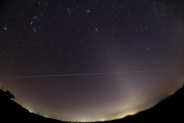 写真: ISSと黄道光