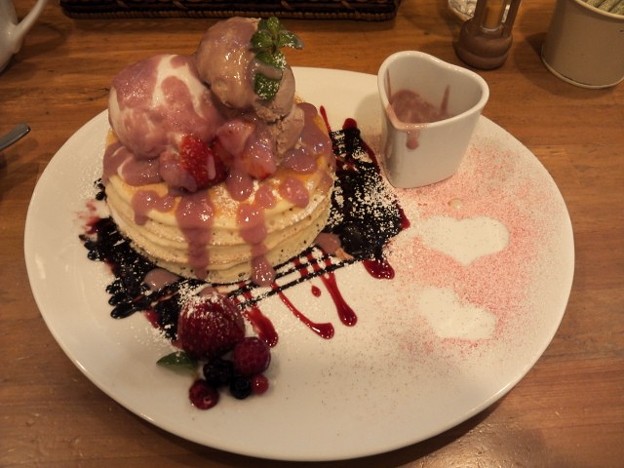 写真: バレンタイン期間限定苺のパンケーキ♪ すーちゃんとお揃い(*^p^*)2