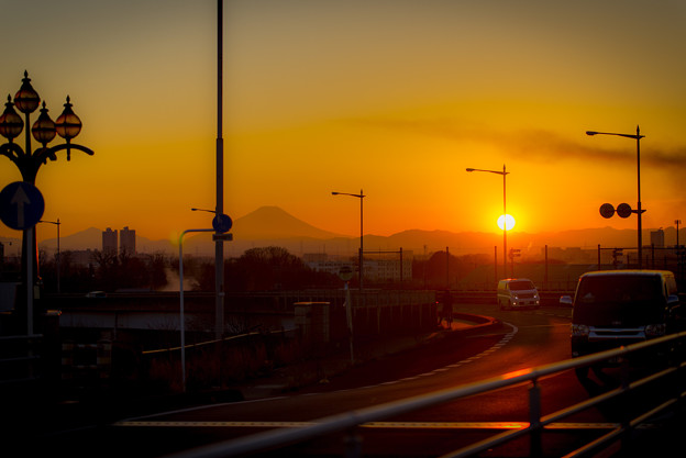 写真: 治水橋の夕日と富士山＠治水橋