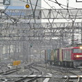 写真: 雨の新宿駅にて3086レ