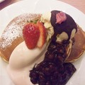 写真: デニーズ来とう。桜のパンケーキ、アイスのチョコがパリパリタイプだ...
