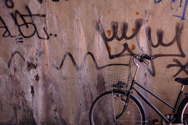写真: 2015.01.01　新橋　ガード下に自転車