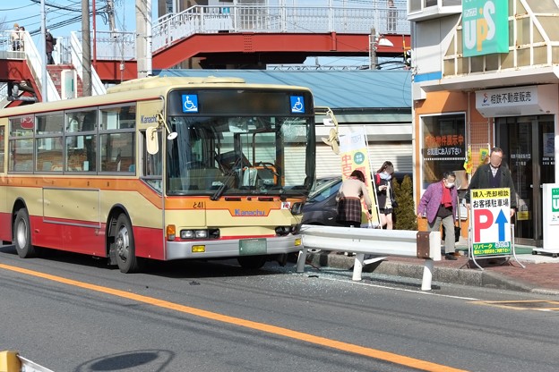 2015.02.16　和泉川　路線バス自損事故　脇見運転？