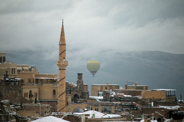 写真: 2011.01.26　トルコ　カッパドキア　雪景色のウチヒサールに気球