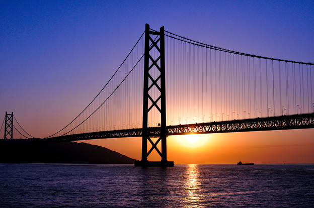 写真: 夕暮れの明石海峡大橋