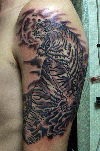 虎　岩　月　腕/tattoo.タトゥー.刺青