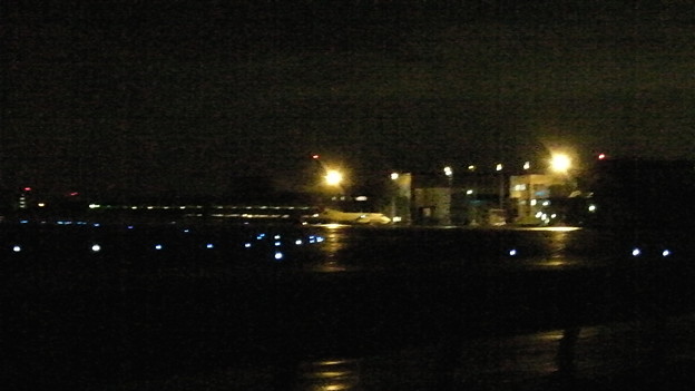 写真: 札幌丘珠空港ープロペラ機の夜間ランデング@