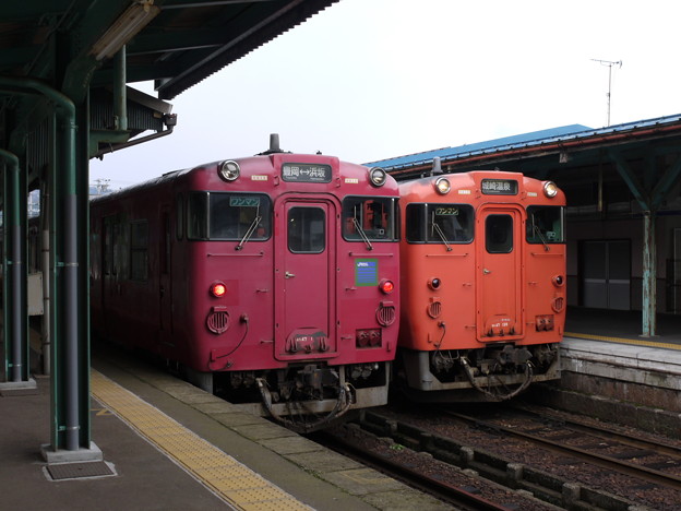 写真: 山陰本線普通列車、香住駅
