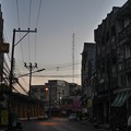 写真: 早朝のチュムポーン市街、タイ